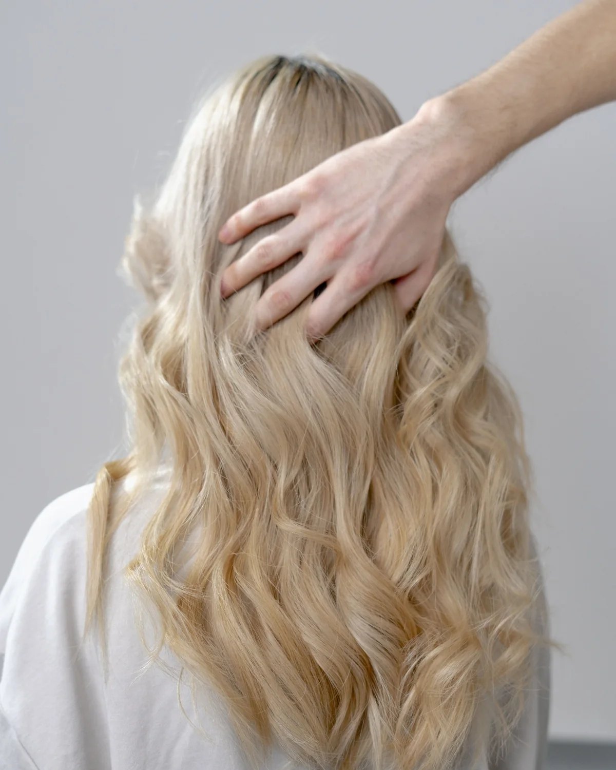 Dettaglio di capelli biondi mossi durante lo styling