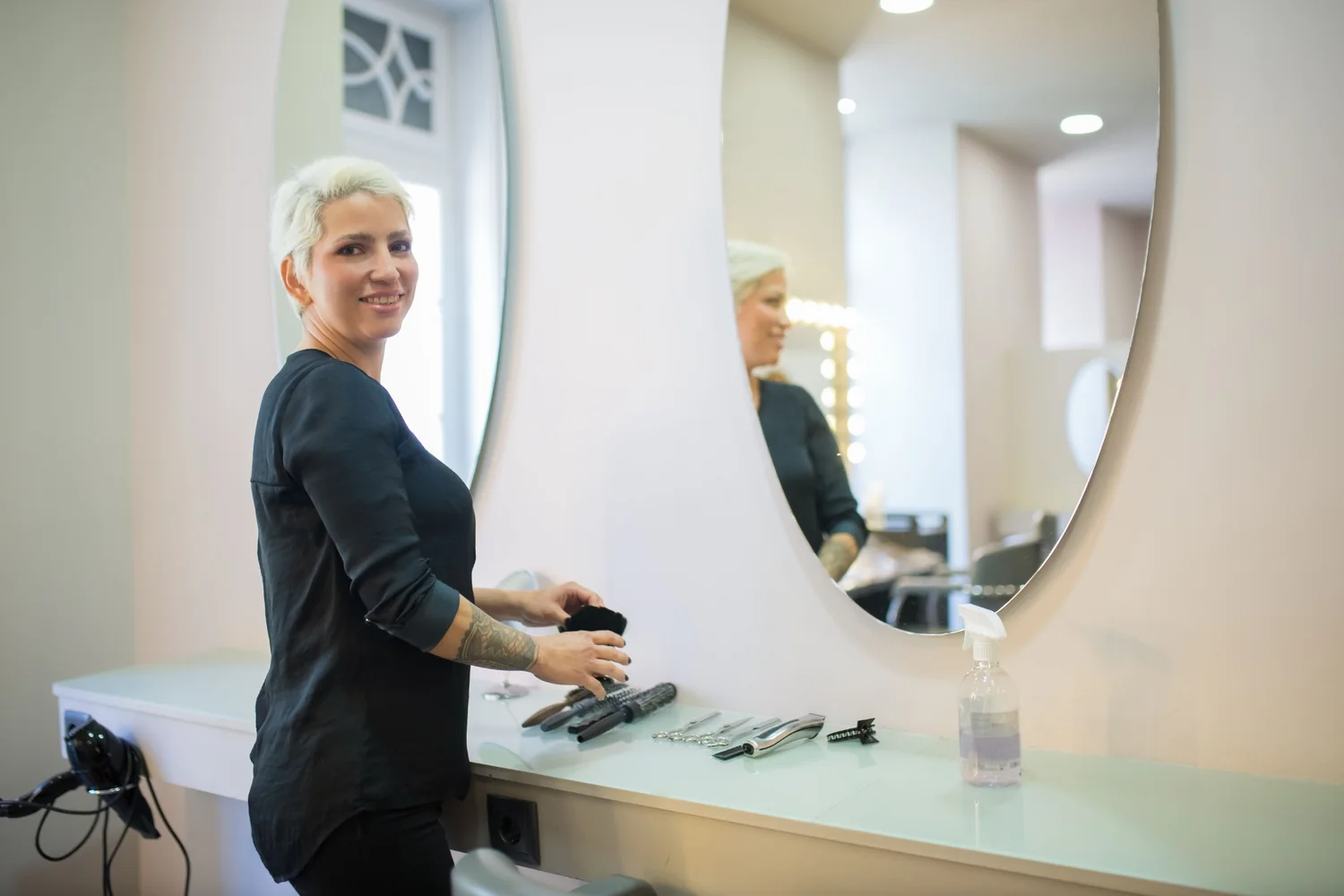 Postazione professionale in un ambiente beauty essenziale